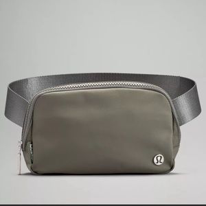 Lululemon 🍋 Everywhere Belt Bag NWT Grey/Sage